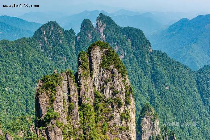 我想,同样属于南岭山脉,为何湖南境内的莽山国家森林公园和五指峰可以